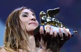 La cineasta francesa Audrey Diwan recibió hoy emocionada el León de Oro a la Mejor Película del 78° Festival de Cine de Venecia, por su película "L'Evenement".
