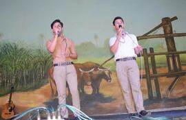 Marcos Ortega y Thiago Torales, ganadores del primer puesto en dúo de canto masculino.