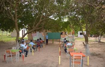 En instituciones como la escuela básica número 1730 Inmaculada Concepción de la localidad de Frontera Kuruzú Ñu, en el departamento de Concepción (Paraguay), la realidad es aún más cruel, pues además de la sana distancia, ni siquiera tienen aulas.