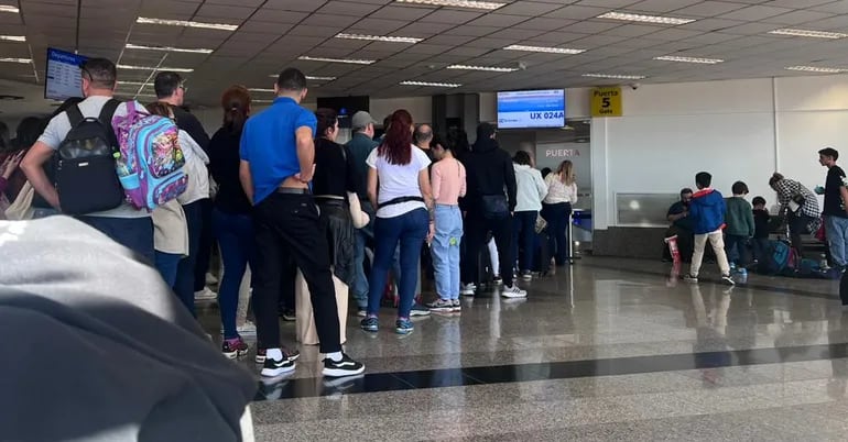 Cientos de pasajeros se encuentran varados este domingo en el Silvio Pettirossi, denuncian.