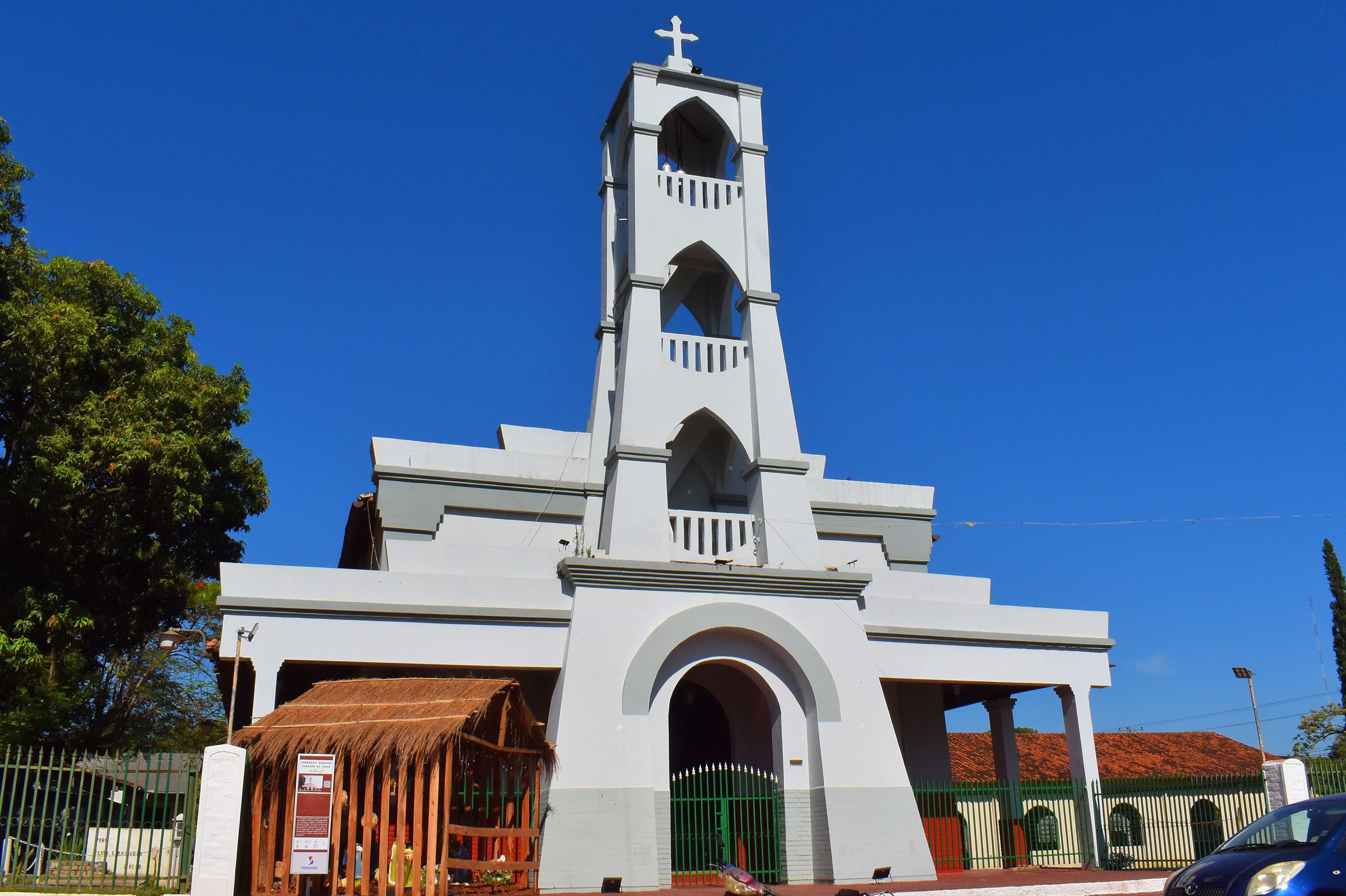 Fachada de la parroquia Sagrado Corazón de Jesús del barrio Estación de Villarrica.