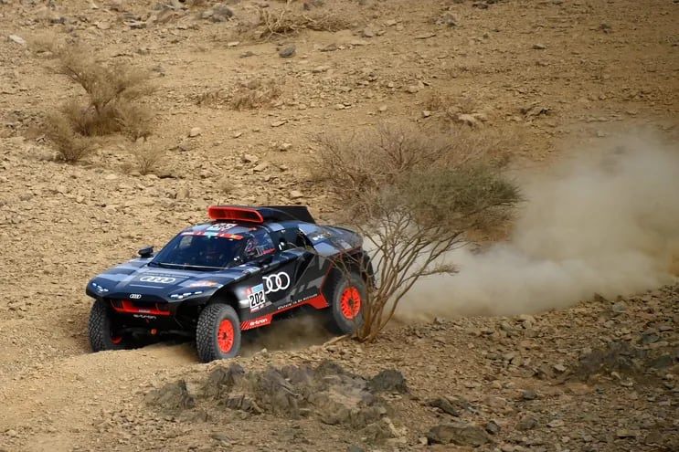 La apuesta de Audi, un híbrido para el Dakar. Uno de ellos, aquí al mando del español Sainz. (AFP)