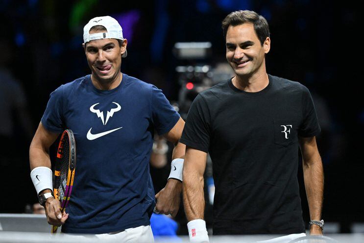 Rafael Nadal (i) y Roger Federer (d).