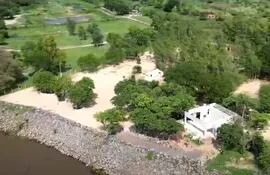 Una de las propiedades desmanteladas en Remansito, a orillas del río Paraguay.