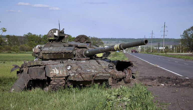 Un tanque ruso dañado cerca de la localidad de Mala Rohan, cerca de Járkov.