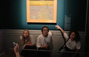 Los jóvenes activistas se pegaron a la pared luego de lanzar puré de verduras al "El sembrador", la pintura de Vincent Van Gogh.