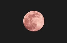 Una imagen de referencia: la luna "rosa".
