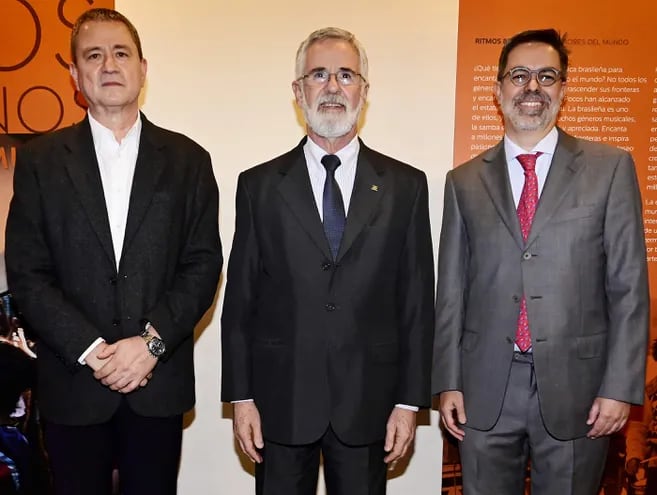 Fernando Allen, el embajador del Brasil, José Antonio Marcondes de Carvalho y Ney Canami.