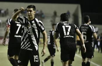 Rubén Lezcano, futbolista de Libertad, festeja un gol en el partido contra Nacional por la fecha 12 del torneo Clausura 2023 del fútbol paraguayo en el estadio Arsenio Erico, en Asunción.