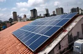 paneles-solares-instalados-en-una-de-las-oficinas-del-centro-cultural-el-cabildo-generan-energia-durante-el-dia-segun-tecnicos-el-sector-electrico-d-211010000000-1577047.jpg