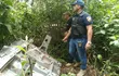 El jefe de Inteligencia de Cordillera, subcomisario Egardo Acosta verifica una de las partes de uno de los  autos robado y desarmado en la compañía Coronel Martínez de la ciudad de Caacupé.