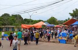 Mucha gente acude a Caacupé, en tanto los comerciantes esperan aprovechar la ocasión para una buena venta.