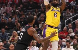 LeBron James (#6) de Los Angeles Lakers pidió le levanten la sanción a su colega Kyrie Irving.