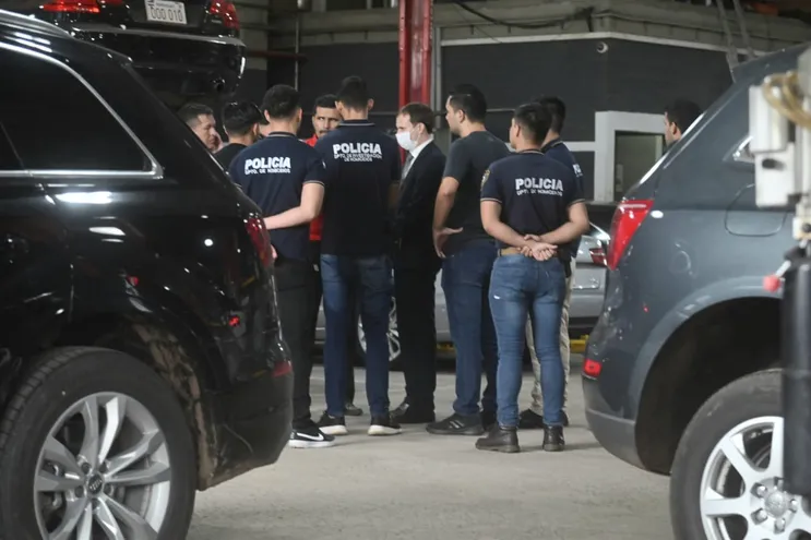 Comitiva fiscal - policial en un taller de Asunción: incautaron el vehículo con el que se habría rescatado al "primo" de Ryguasu.