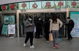 Personas aparecen en la entrada del hospital de la Cruz Roja en Wuhan el 11 de enero de 2021. La ciudad marca el primer aniversario de cuando China confirmó su primera muerte por el coronavirus COVID-19.