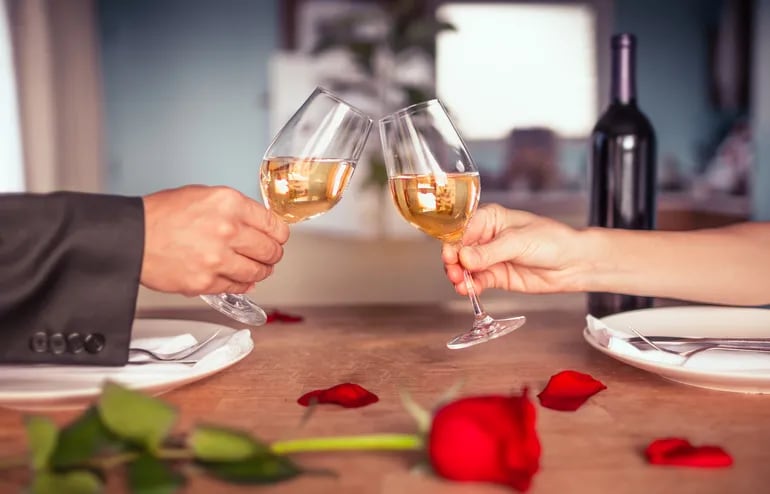 Con antelación, los enamorados reservan mesas para una cena especial el Día de los Enamorados.
