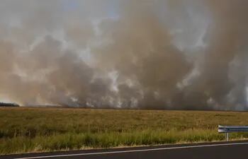 Incendio de pastizal en la cuenca del río Pirapó en la compañía Boquerón del distrito de Caazapá.