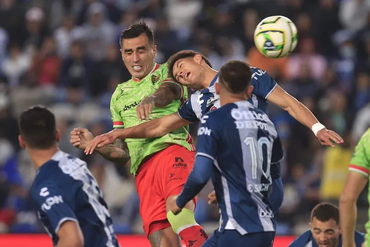 Darío Lezcano anota con golpe de cabeza un gol para Juárez ante Pachuca.