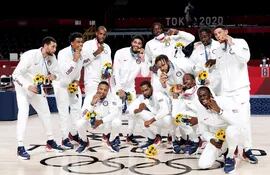 Los jugadores de la selección estadounidense de baloncesto festejan la conquista de la medalla de oro en Tokio 2020.