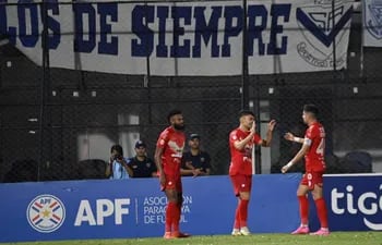 Festejo de los jugadores de Ameliano tras el gol de Iván Valdez