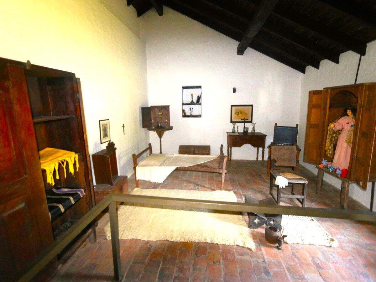 En el interior del Oratorio- Casa Cabañas se pueden apreciar los muebles, utensillos, imágenes sacras de la época colonial.