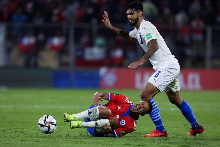 Omar Alderete cerca el chileno Alexis Sánchez. El defensor paraguayo fue expulsado