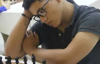 Inteligencia, agilidad mental y astucia son algunos de los atributos que destacan a Arnold Mayeregger (17), competidor de ajedrez.