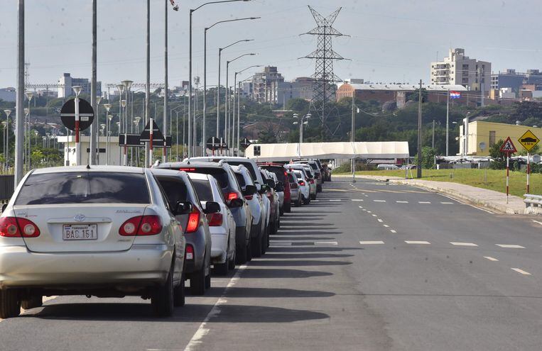 Una larga fila de automóviles se observó ayer en el puesto de hisopado habilitado en la Costanera de Asunción.