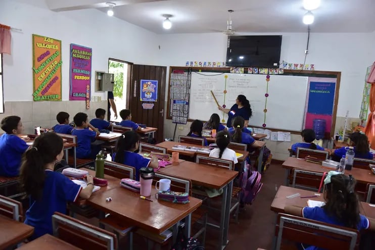 Una docente de la escuela Próceres de Mayo explica una lección en una clase del programa de Jornada Escolar Extendida (JEE).