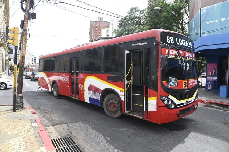 Pese al cobro de subsidios, este bus de la empresa La Lomita registró desperfecto mecánico en la mañana del sábado último.