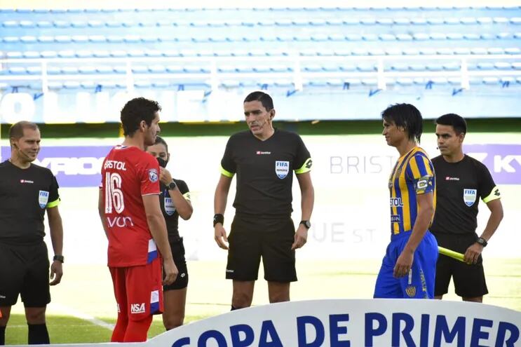 López (c) pitó una falta poco creíble que derivó en el primer gol visitante.