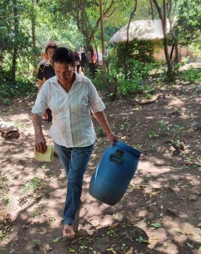 Falta de agua obliga a las familias recorrer varios kilómetros para traer agua del arroyo Acahay.