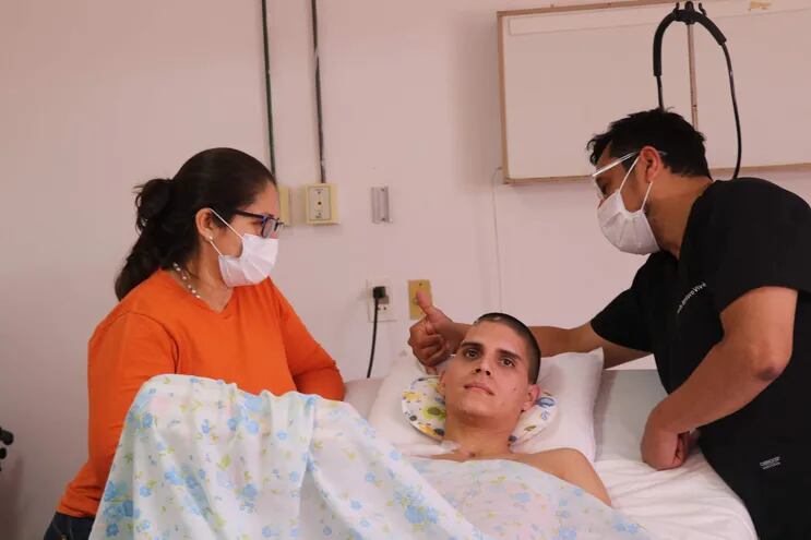 El doctor Gustavo Vivé junto a José Zavan y la madre de éste, Blanca Vaccari, en la sala de internación de la Cátedra y Servicio de Traumatología del Hospital de Clínicas.