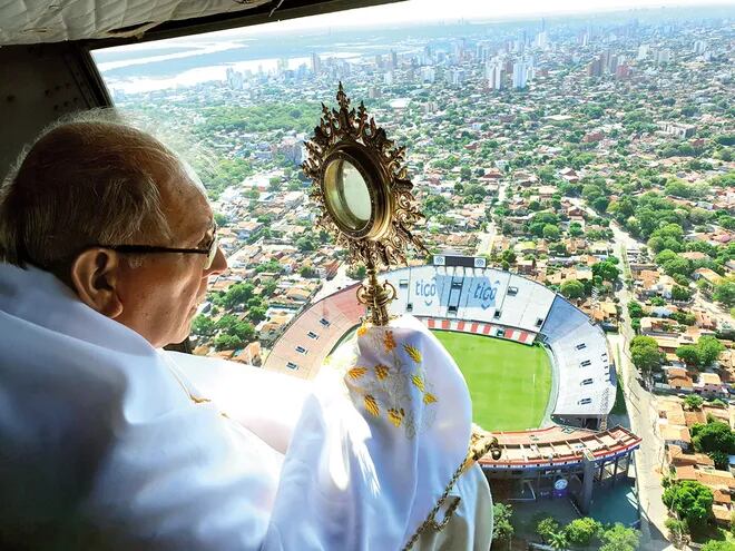 Monseñor Edmundo Valenzuela en sobrevuelo el 29 de marzo de 2020.