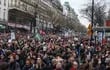Cientos de personas protestan en Francia contra la reforma de pensiones y jubilaciones. La nueva ley entraría en vigencia este año, según el decreto del presidente Emmanuel Macron.  (EFE/EPA)