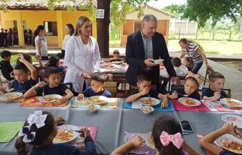 El gobernador de San Pedro, Osvaldo Speranza compartió con los alumnos de la escuela Cantalicio Espínola de Unión.