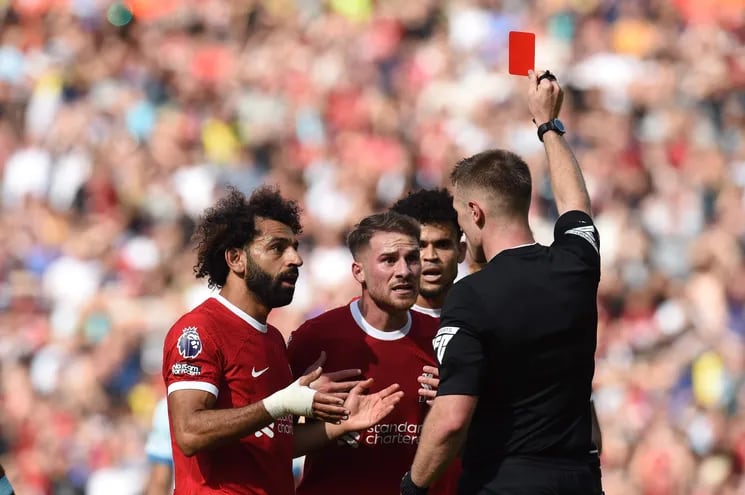 El árbitro Thomas Bramall le exhibe la tarjeta roja a Alexis Mac Allister, en el partido que Liverpool le ganó a Bournemouth.