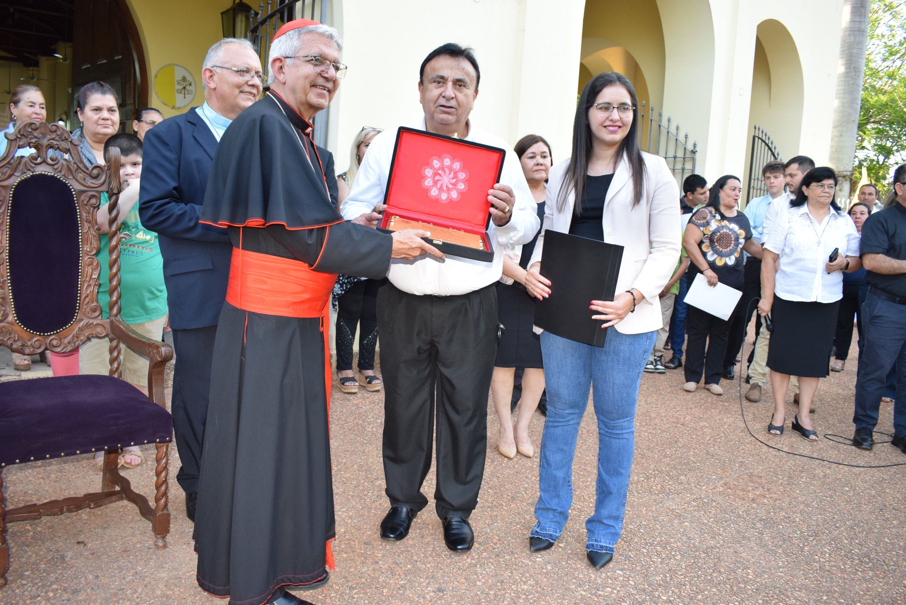 Cardenal Adalberto Martínez recibe del intendente Luciano Cañete y de la Secretaria Municipal Alba María Barrios, la placa de reconocimiento como "visitante ilustre de Carapeguá"