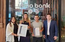Liz Aquino, Martha Rodríguez, Luis Linares y Christian Baumann exhiben la certificación ISO 27001 de ueno bank.
