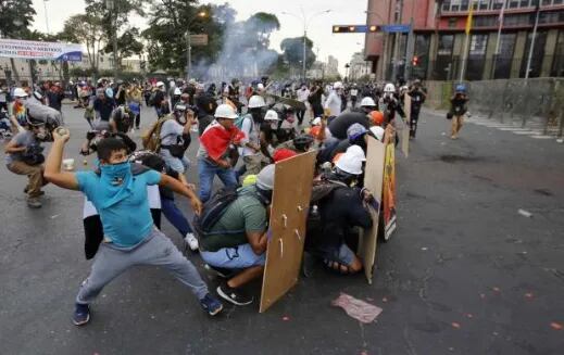 Manifestantes y policías se enfrentan en Lima.