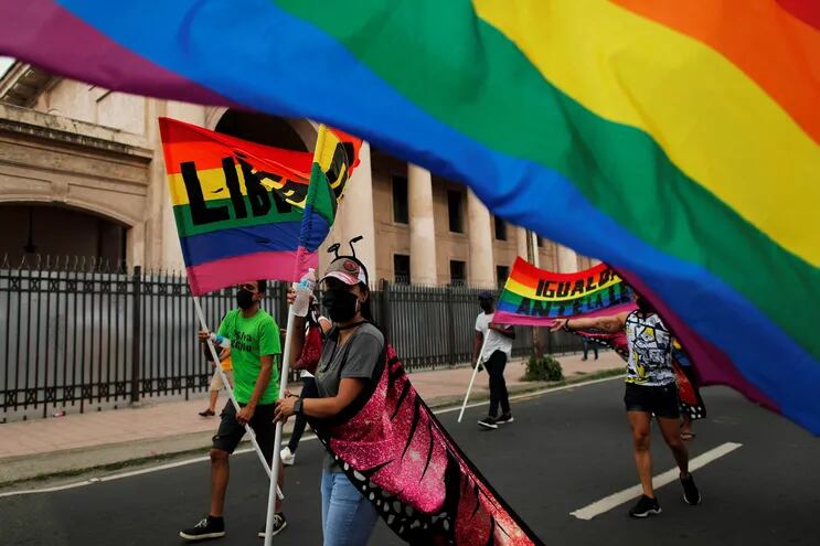 Miembros de la comunidad LGBTI de Panamá protestan este sábado contra la Homofobia, Transfobia y Bifobia en la capital panameña.