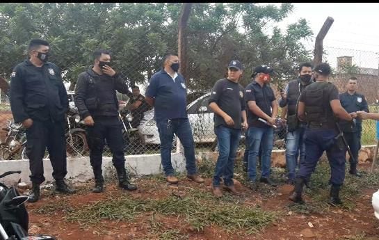 Los guardias desvinculados protestan frente a la Penitenciaría Regional de Pedro Juan Caballero, en Amambay.