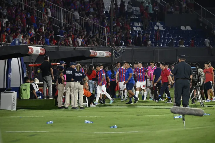 Los jugadores de Cerro Porteño abandonan el campo después de la suspensión del partido ante 2 de Mayo por la tercera fecha del torneo Apertura 2024 del fútbol paraguayo en el estadio Defensores del Chaco, en Asunción.