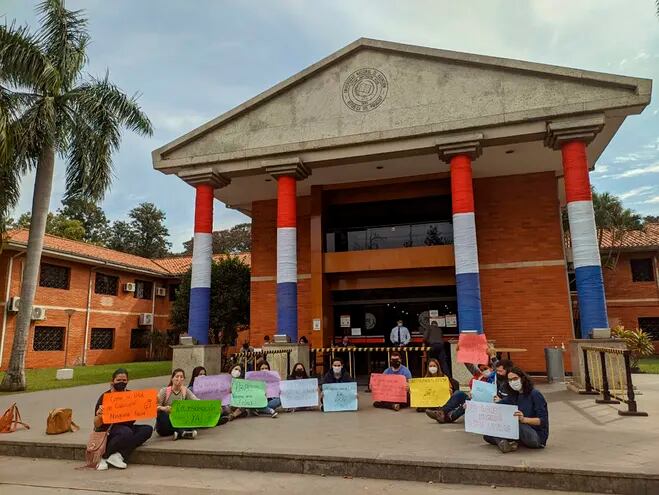 Alumnos de la carrera Letras de Caacupé, se manifestaron ayer frente al Rectorado de la UNA en San Lorenzo.