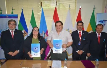 El gobernador de Guairá, César Luis Sosa, con la coordinadora de la UTCD filial Guairá, Mirna Talavera, junto a otros referentes de la educación.