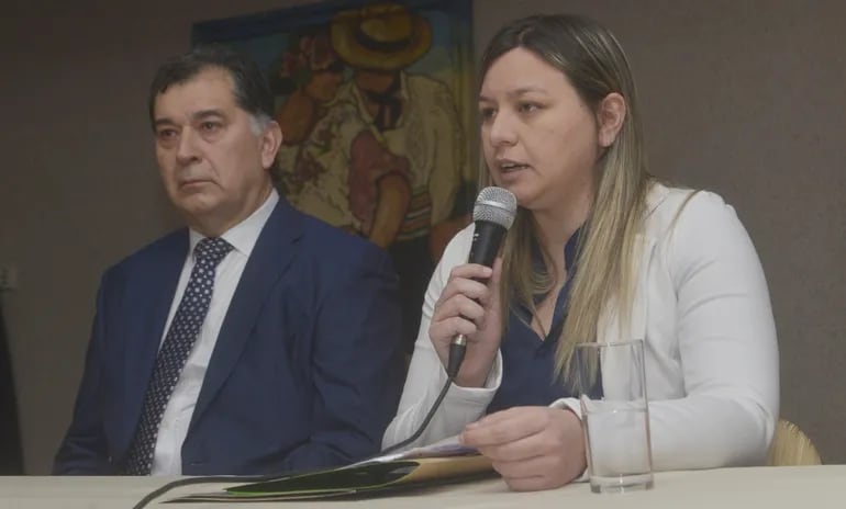 Liz Paola Doldán González y su abogado José Fleitas, en conferencia de prensa realizada ayer en un hotel.