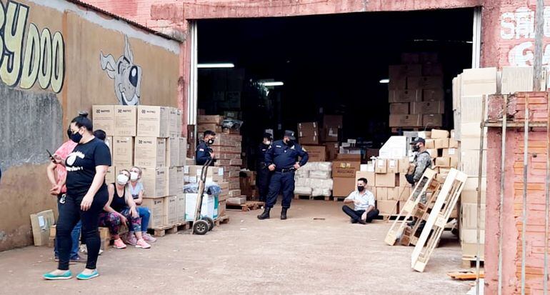 La comitiva fiscal-policial intervino ayer   el depósito de medicamentos de la X Región Sanitaria.