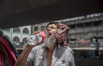 Un hombre bebe agua durante la ola de calor en Dacca, Bangladesh, el pasado lunes.