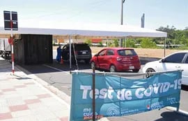 Personas aguardan para practicarse el test de covid en la Costanera (Imagen referencial).