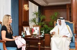 El ministro de Trabajo del emirato del Golfo, Ali bin Samikh al-Marri, durante una reunión con la vicepresidenta del Parlamento Europeo, Eva Kaili, en Doha.